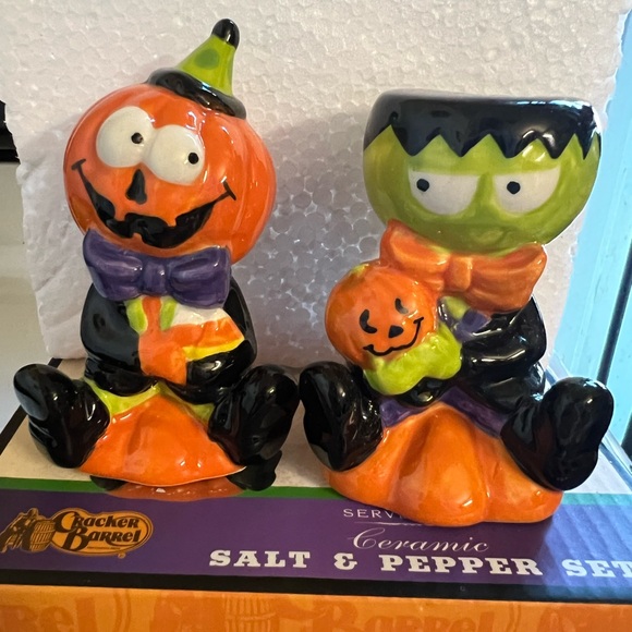 Cracker Barrel Other - TOO CUTE TO SPOOK SALT & PEPPER SET